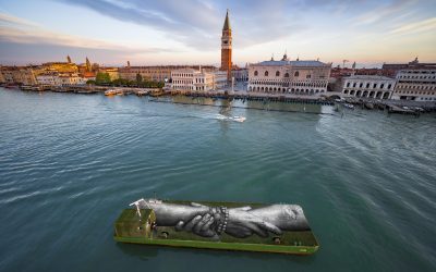 Una nuova stretta di mano: gli sfaccettati significati dell’intervento di Saype a Venezia